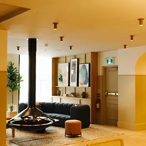 https://strathcona-hotel.niagara-fallshotels.com